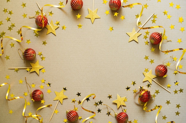 Fond de Noël avec des décorations rouges, des boules, des confettis. Célébration de vacances de Noël, hiver, concept de nouvel an.