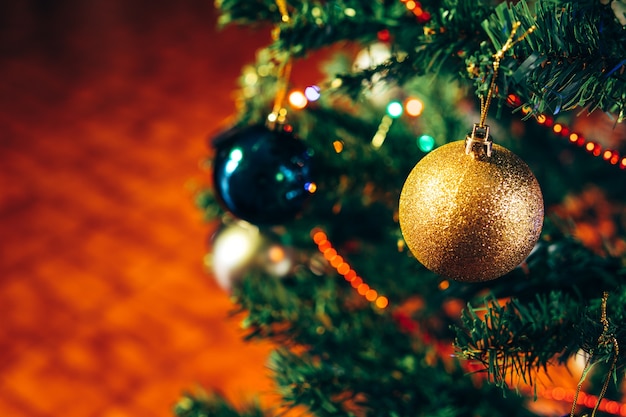 Fond de Noël: décorations sur sapin de Noël