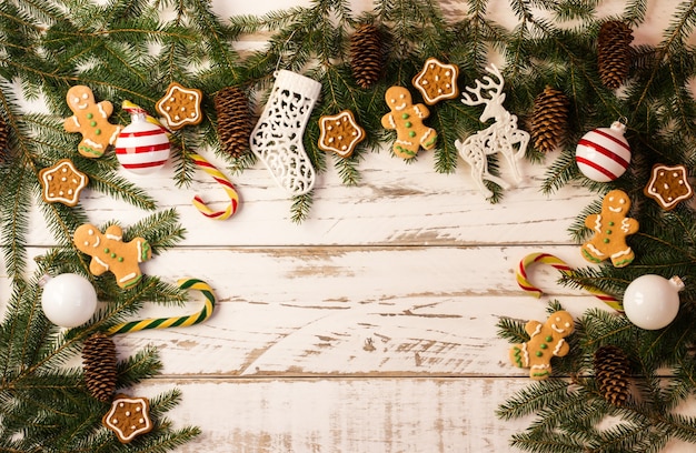 Fond de Noël avec décorations traditionnelles du Nouvel An - boules de verre, canne-caramel, biscuits faits maison, bonhomme en pain d'épice.