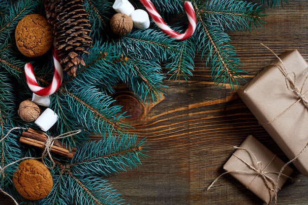 Fond De Noël Ou Du Nouvel An Avec Des Biscuits épices Noix De Cannelle Et Branche De Sapin Sur Bois Foncé ...