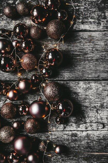 Fond de Noël ou du nouvel an. Boules de décoration de jouet d'arbre de Noël vintage et guirlande lumineuse