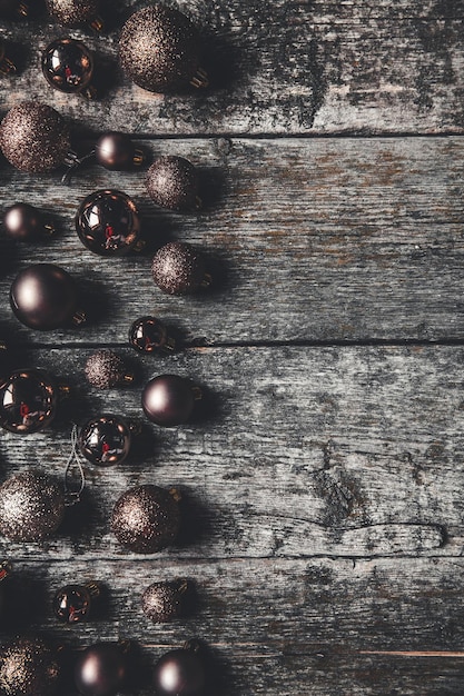 Fond de Noël ou du nouvel an. Boules de décoration de jouets d'arbre de Noël vintage et guirlande lumineuse sur fond de bois rustique, mise au point sélective, espace de copie