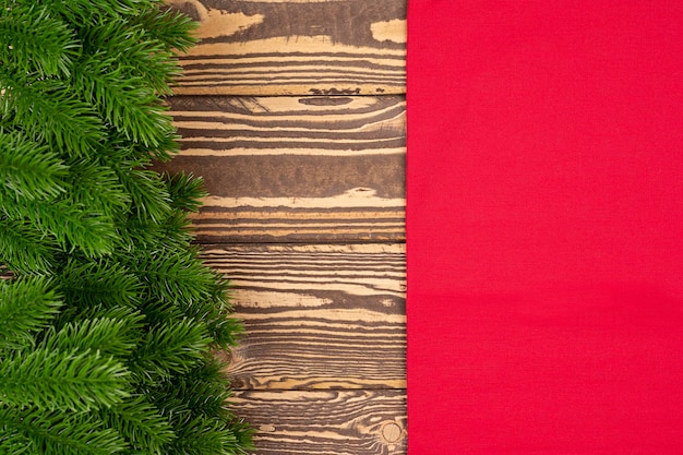 Fond de Noël et du nouvel an Branches de sapin sur fond de bois avec une serviette rouge