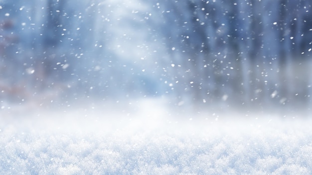 Fond de Noël et du nouvel an, couverture neigeuse et forêt en défocalisation pendant les chutes de neige