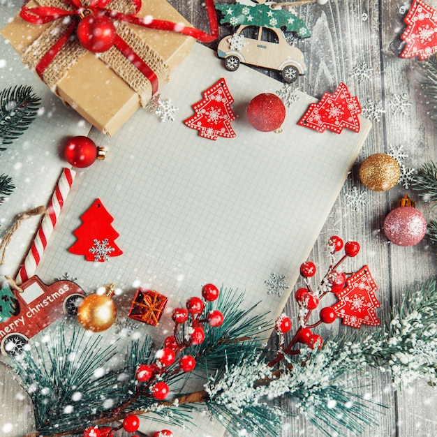 Fond de Noël et du nouvel an de flatlets avec un cadeau et des décorations de Noël