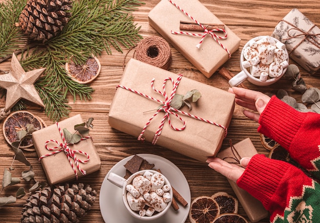 Fond de Noël et du nouvel an avec les mains