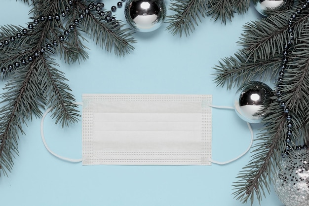 Fond de Noël ou du nouvel an avec masque de coronavirus