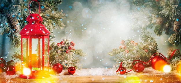 Fond de Noël et du nouvel an avec de la neige et de la lumière bokeh