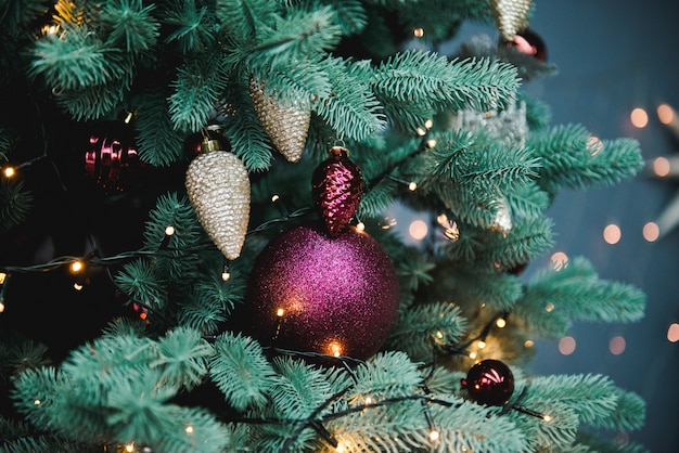 Fond de Noël et du nouvel an. Place pour le texte. Arbre de Noël et du nouvel an décoré de près.