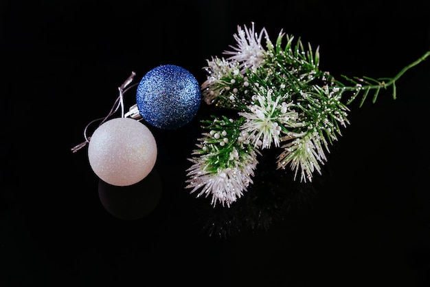 Fond de Noël ou du nouvel an : sapin, branches, boules de verre colorées et jouets, cadeaux, décoration sur fond blanc