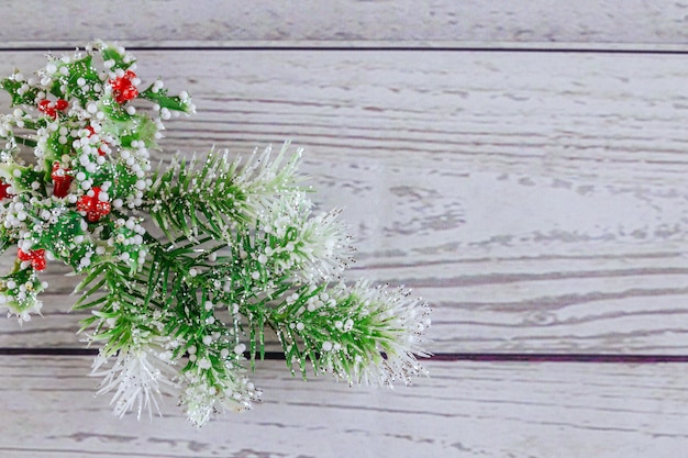 Fond de Noël ou du nouvel an: sapin, branches, boules de verre colorées et jouets