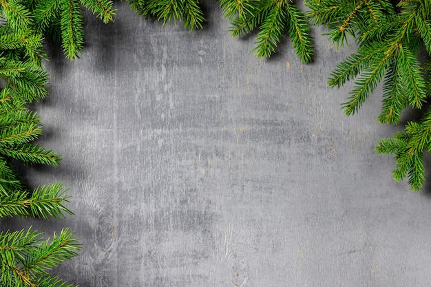 Fond de Noël ou du nouvel an avec sapin, branches de pin sur table grise