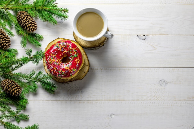 Fond de Noël ou du nouvel an avec sapin, café, beignet sur tableau blanc