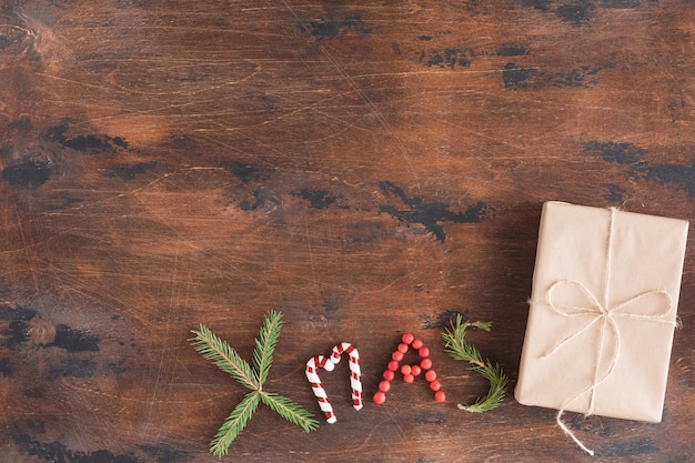 Fond de Noël ou du nouvel an vintage sombre en bois, texte de Noël à bord fait avec des décorations de saison d'hiver, espace de copie pour un texte, vue de dessus et mise à plat