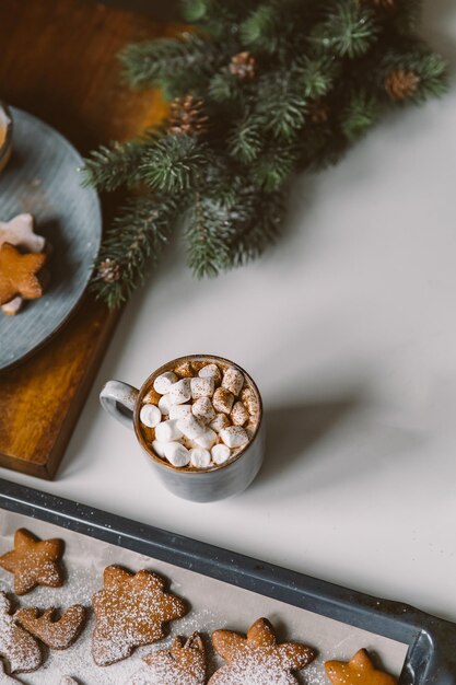 Fond de Noël avec du pain d'épice fait maison et un décor d'arbre de Noël au cacao chaud