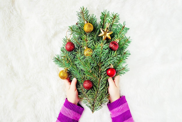 Fond de Noël. épicéa à la main. décor Mise au point sélective. la nature