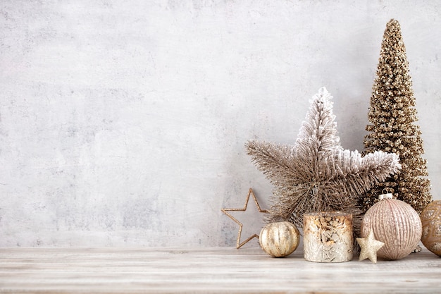 Fond de Noël avec étoile décorative, boules de Noël et arbre doré.