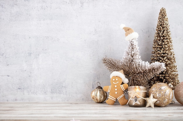 Fond de Noël avec étoile décorative, boules de Noël et arbre doré.