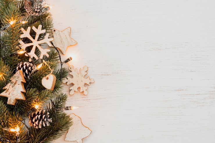 Photo fond de noël - feuilles de sapin et éléments rustiques décorant sur une table en bois blanc. creative mise en page à plat et vue de dessus.