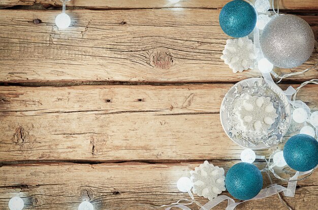 Fond de Noël avec des flocons de neige brillants et des boules bleues