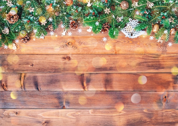 Fond de Noël avec des flocons de neige et des décorations de cônes de branches de sapin