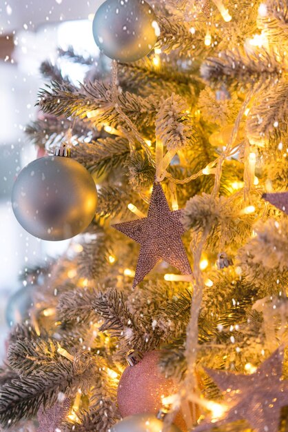 Fond de Noël, fond festif de branches de pin. Composition créative avec bordure