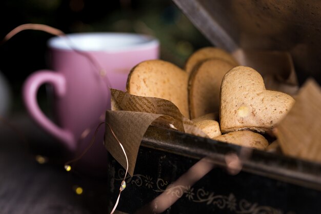 Fond de Noël. gâteaux faits maison pour la Saint-Valentin - biscuits au gingembre sous forme de coeurs dans l'ancienne boîte