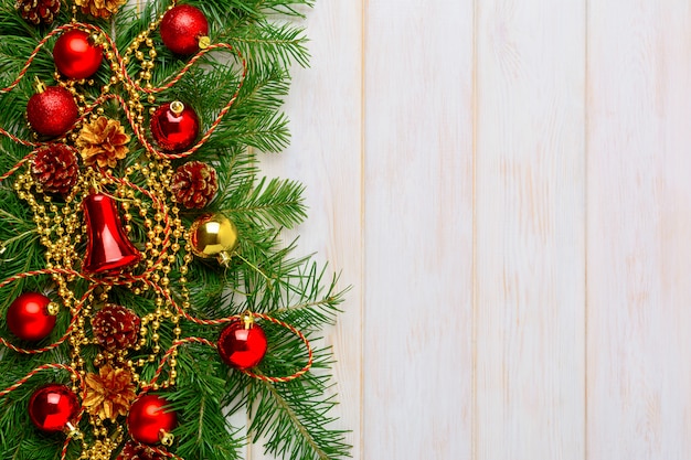 Fond de Noël avec guirlande décorée de perles dorées