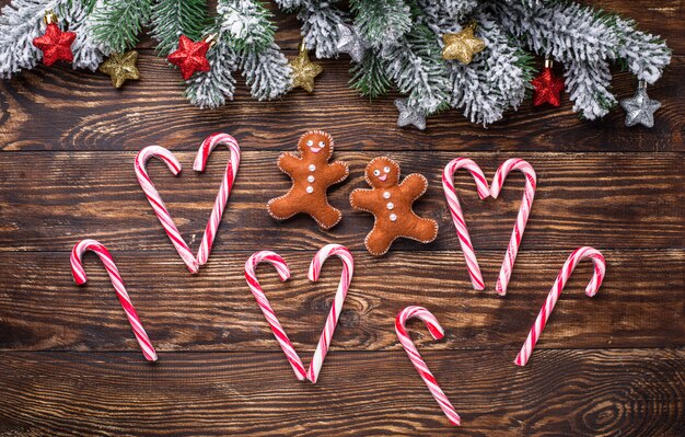 Fond de Noël avec un homme en pain d'épice en feutre