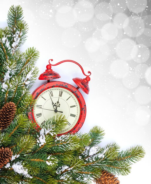 Photo fond de noël avec horloge et sapin de neige