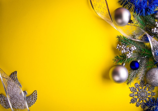 Fond de Noël jaune décoré de sapin et de jouets