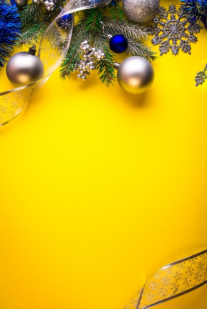 Fond de Noël jaune décoré avec sapin et jouets