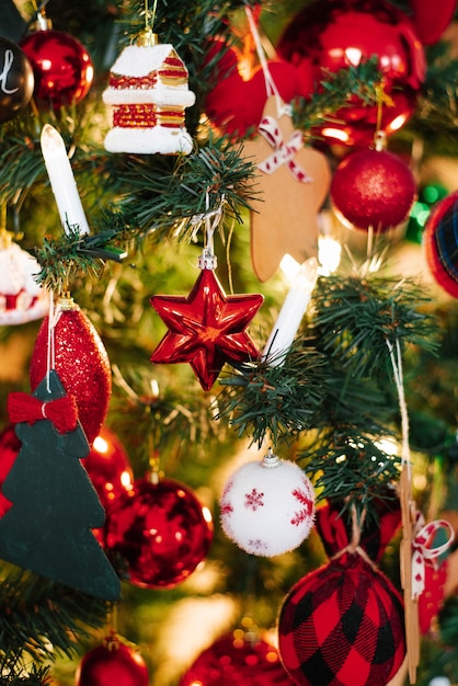 Fond de Noël de jouets d'arbre de Noël rouges et blancs et de lumières allumées sur l'arbre