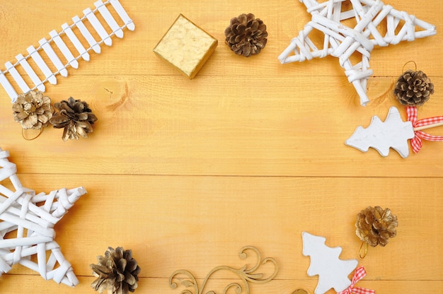 Fond de Noël kraft feuille de papier avec la place pour votre texte et blanc étoile de sapin de Noël et cône sur un fond en bois doré.