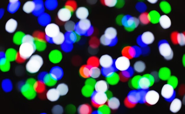 Fond de Noël de lumières d'arbres défocalisés colorés