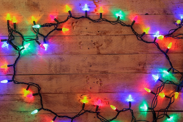 Fond de Noël avec des lumières colorées et un espace de texte gratuit.