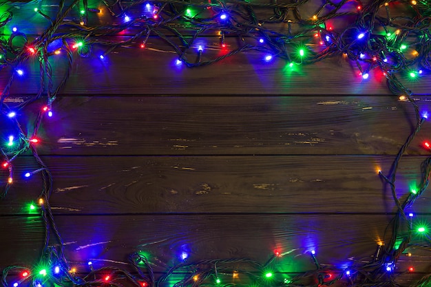 Fond de Noël avec des lumières et un espace de texte libre. Lumières de Noël. Lumières de Noël colorées rougeoyantes.