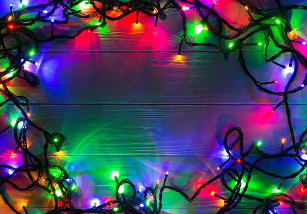 Fond de Noël avec des lumières. Lumières de Noël colorées brillantes