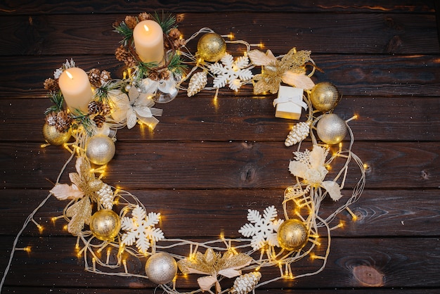 Fond de Noël marron décoré avec un décor festif