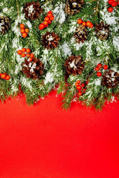 Fond de Noël avec de la neige isolé sur fond rouge