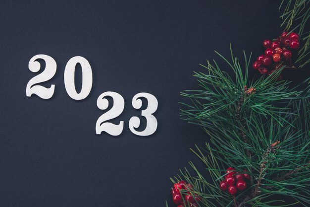 Photo fond de noël avec numéros 2023 et détails de décoration à plat