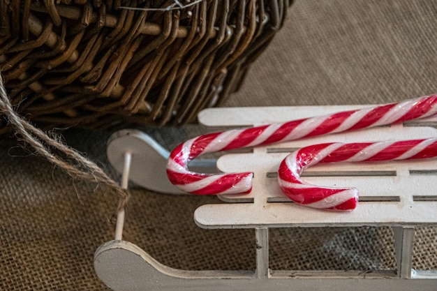 Fond de Noël avec panier décoratif, traîneaux blancs et fruits