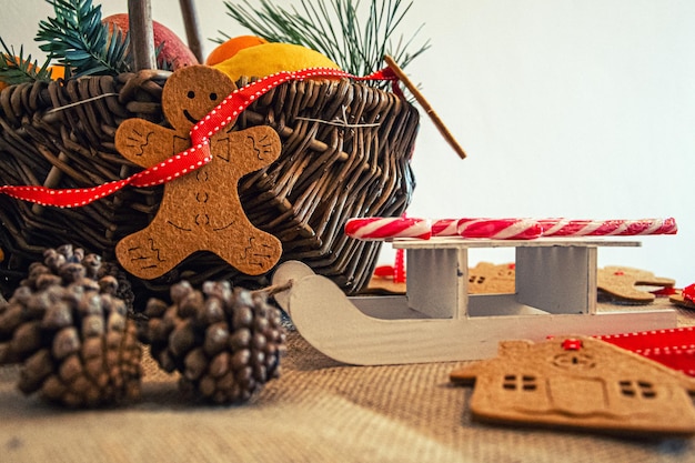 Fond de Noël avec panier décoratif, traîneaux blancs et fruits