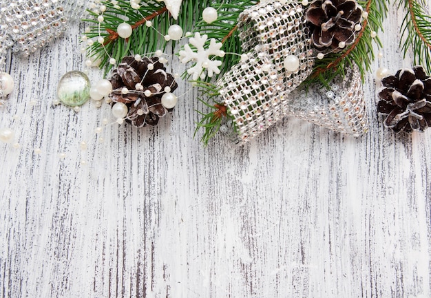 Fond de Noël avec pin, cônes, étoile, perles et strass