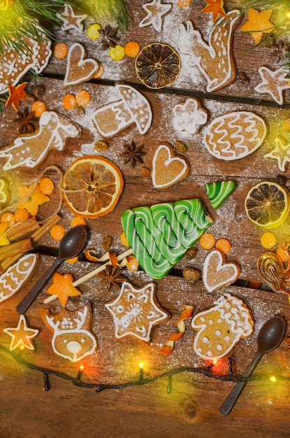 Fond de Noël sur planche de bois Biscuits de Noël cuits au four