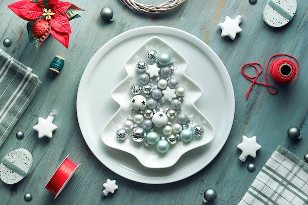 Fond de Noël en plaque grise, rouge et blanche sur la table. Plat géométrique posé avec des décorations de Noël. Forme d'arbre de Noël ...