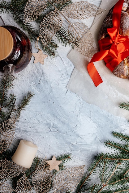 fond de noël pour le gâteau de texte et le thé sur une table en bois