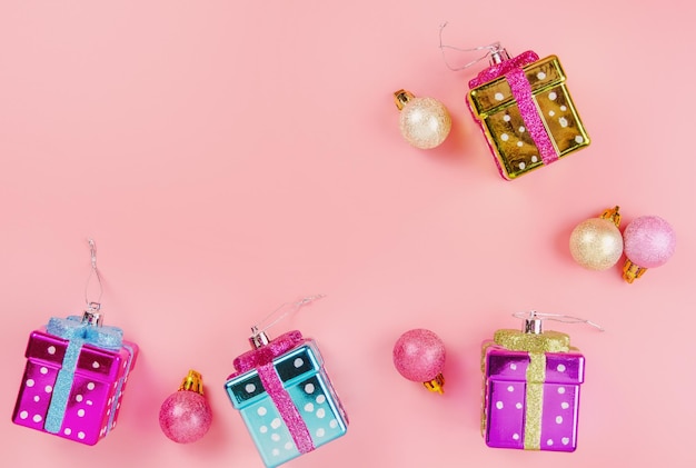 Photo fond de noël rose avec des ballons et une boîte-cadeau avec espace de copie