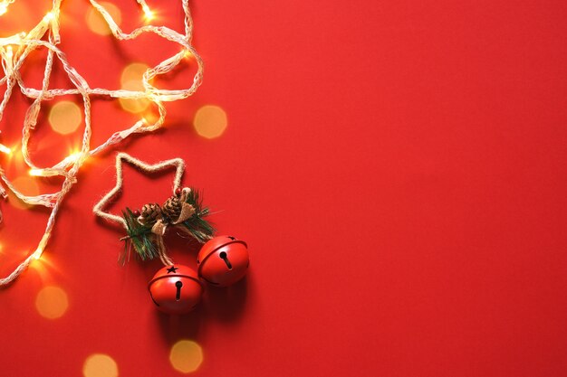 Fond de Noël rouge. Cloches de Noël sur fond rouge. Décor. Disposition.