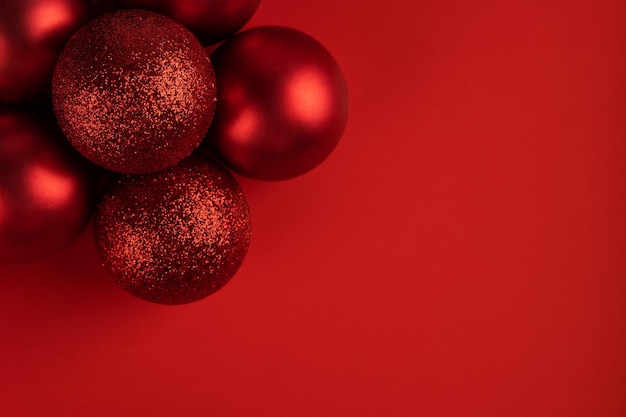 fond de Noël rouge avec remplissage dégradé, boules de Noël